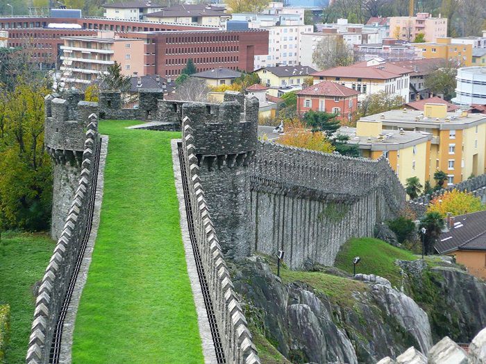 1024px-Ramparts_Bellinzona