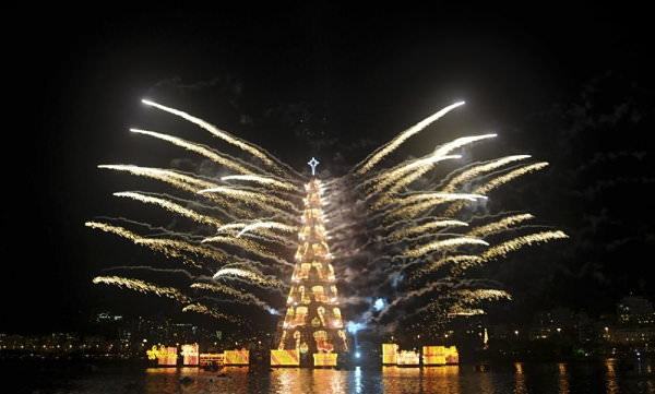 Floating-Christmas-tree-in-Brazil