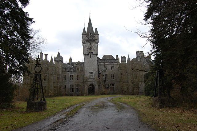 castelul-miranda-locuri-parasite-lume