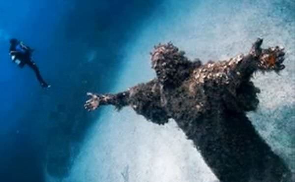 statuia-lui-isus-locuri-parasite-lume