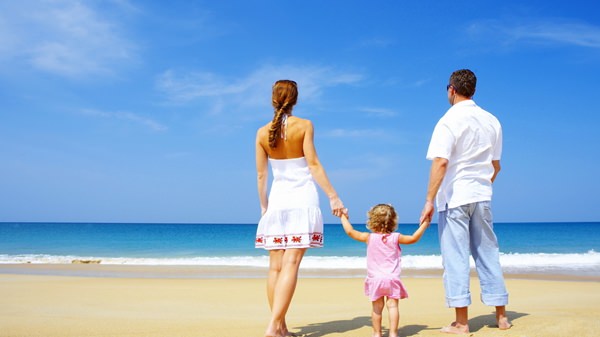 people-on-beach-wallpaper-43