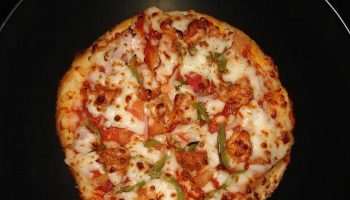 in-pakistan-chicken-tikka-chicken-seasoned-in-chili-is-a-popular-topping-in-addition-to-sausage-based-pizzas